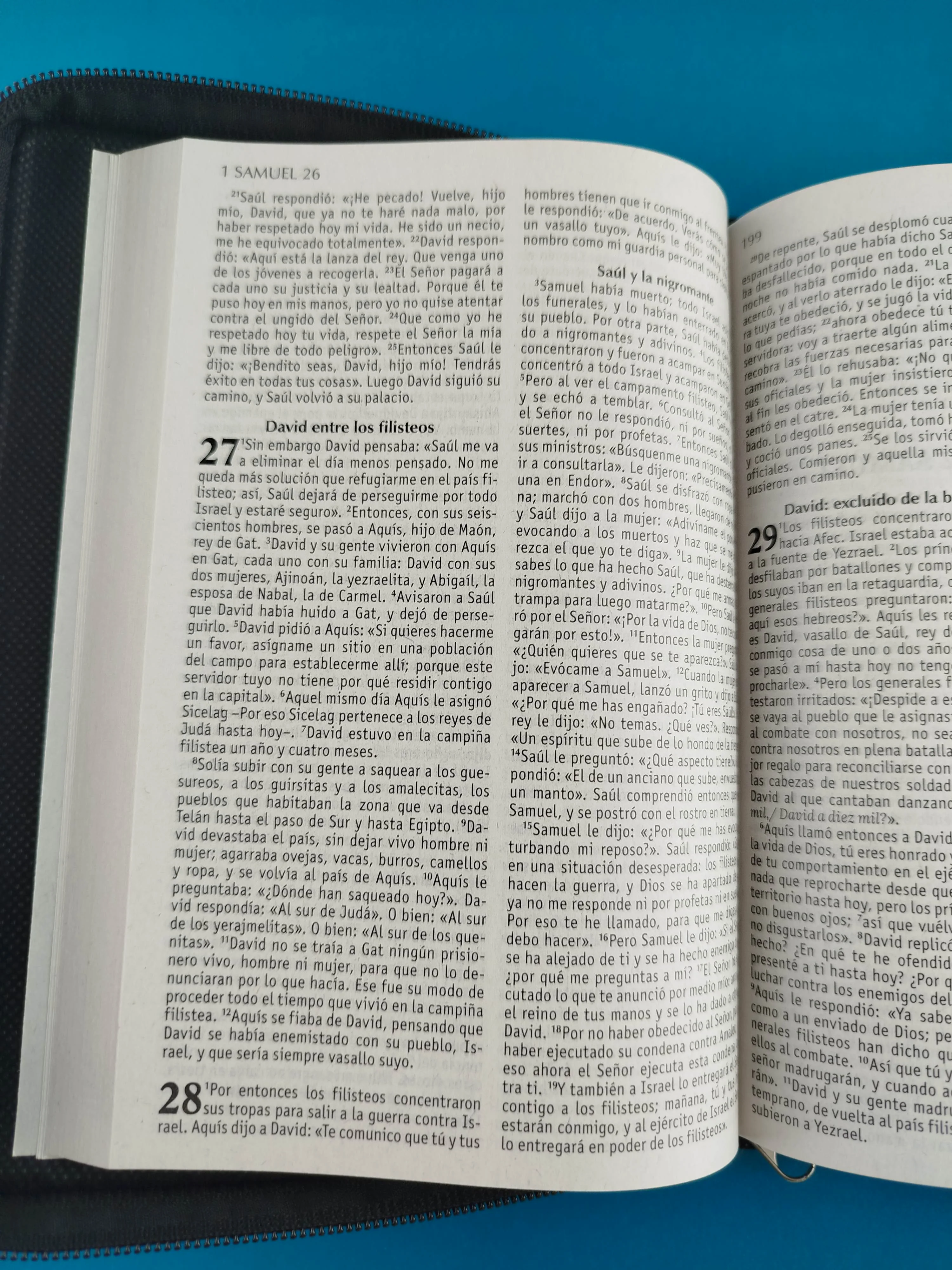 Biblia de nuestro pueblo rústica con forro café - Image 3