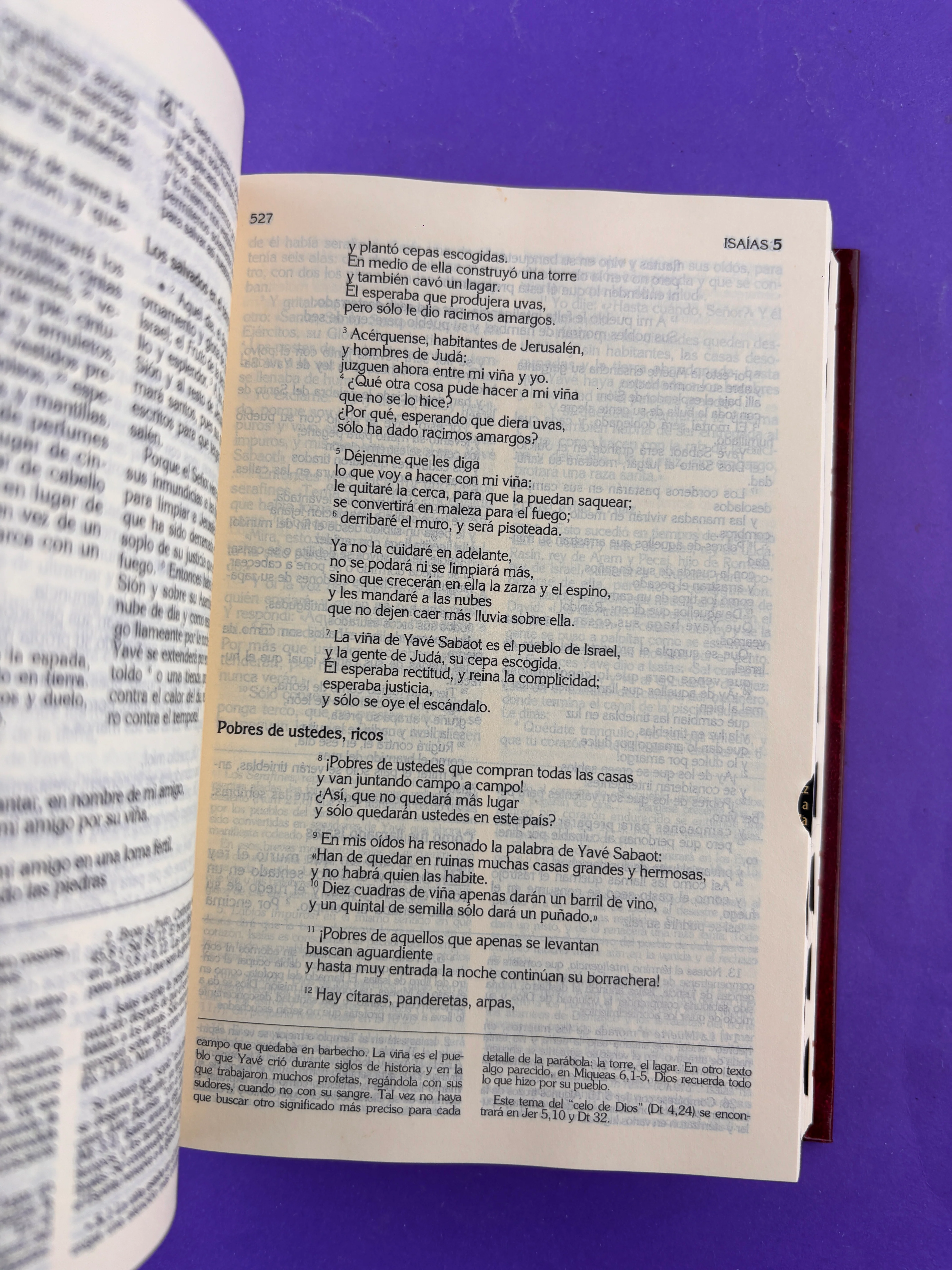 Biblia latinoamérica pequeña tapa dura vinotinto con índice - Image 3