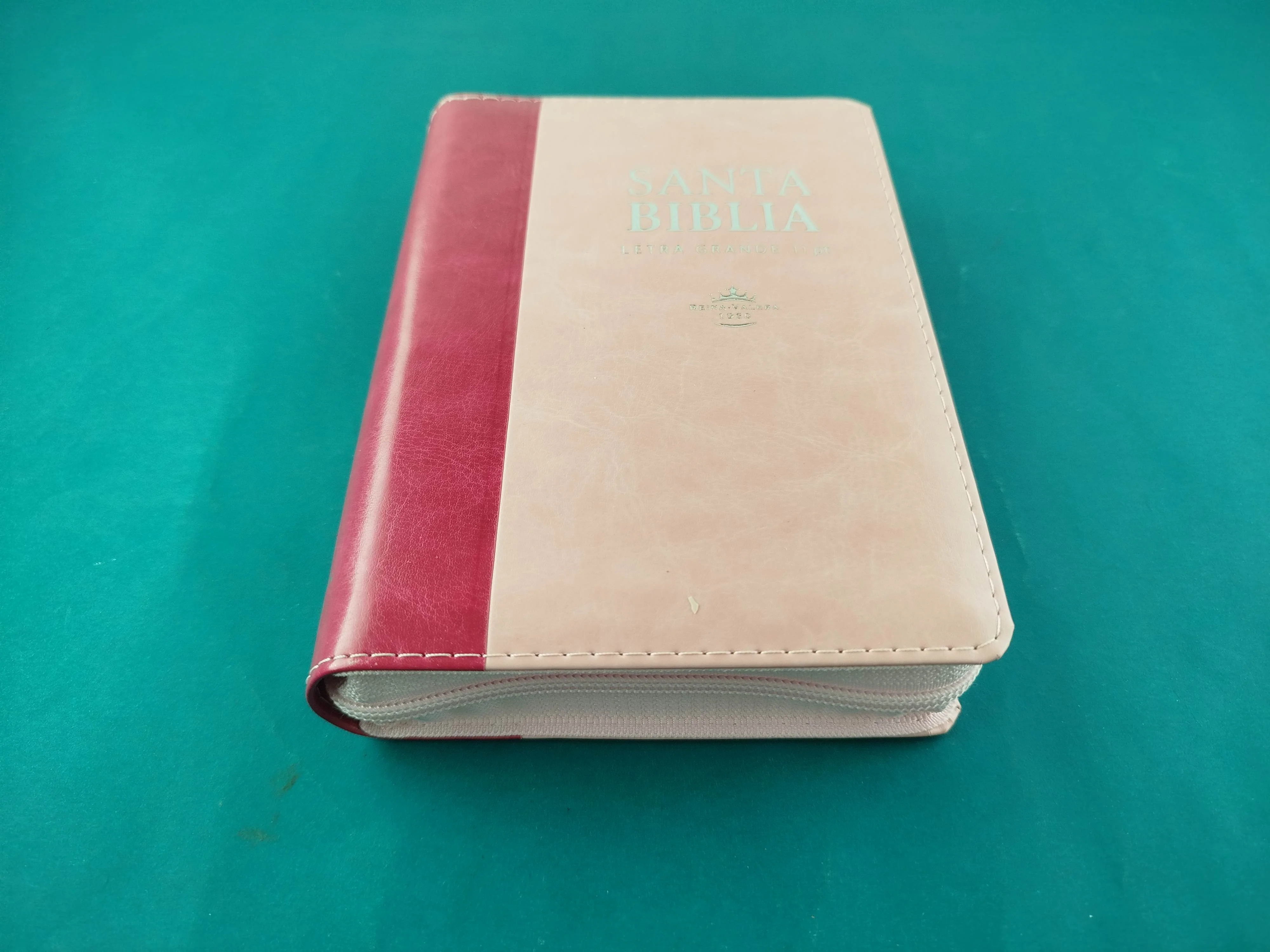 Biblia Mediana Fucsia Rosado con Índice y Letra Grande - Image 2