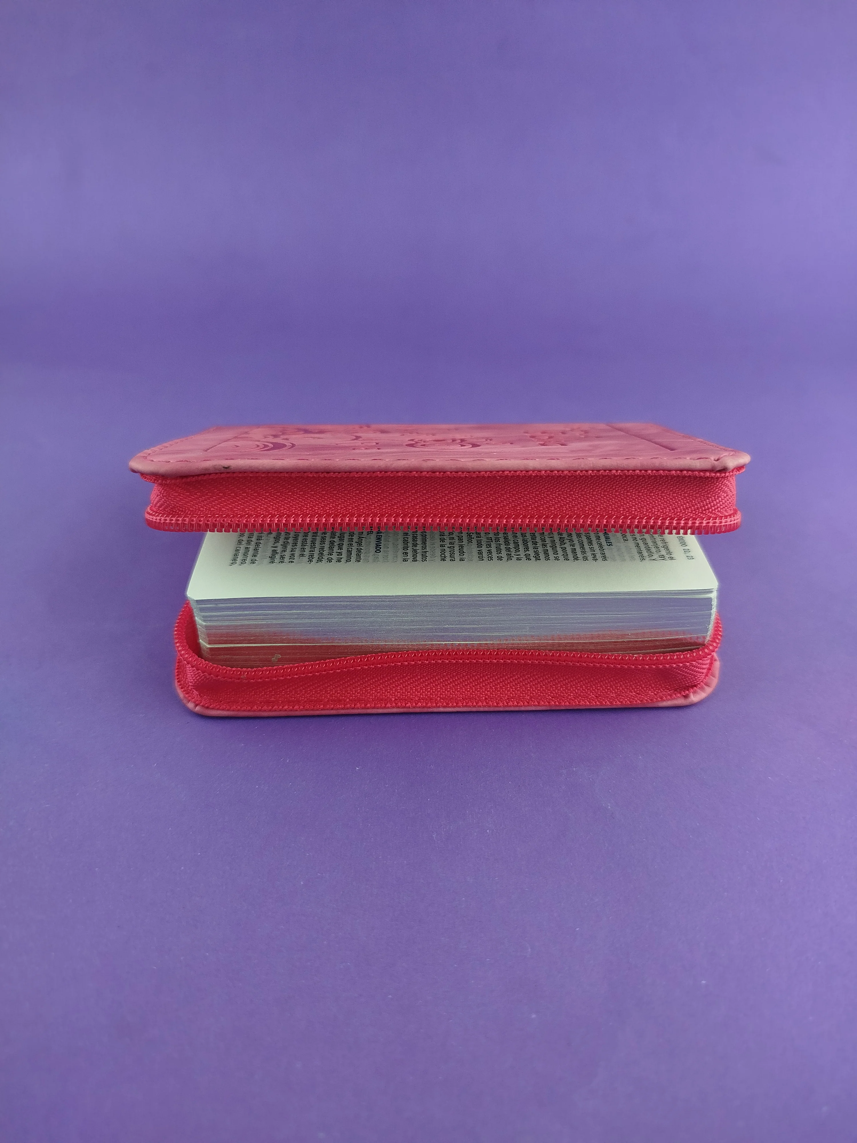 Biblia mini fucsia canto plateado con cierre - Image 4