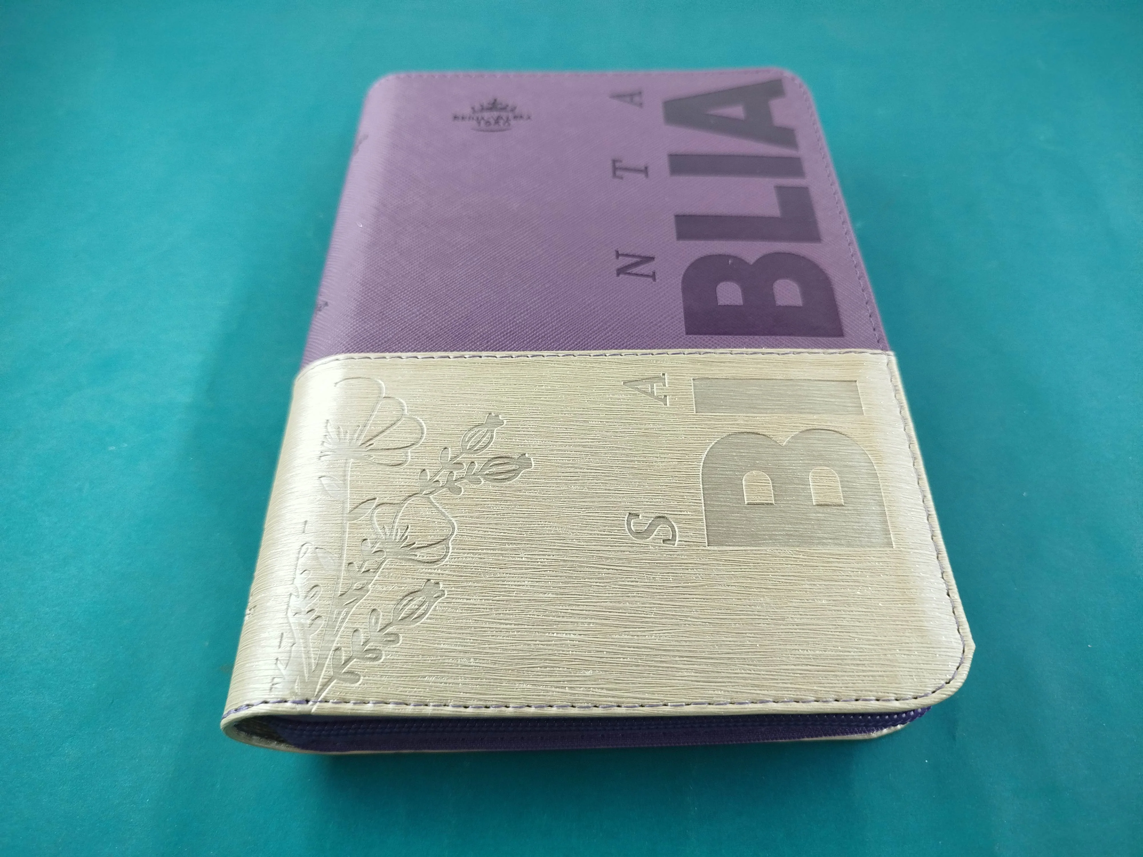 Biblia rvr Beige Morado Canto Dorado Cierre con índice - Image 2