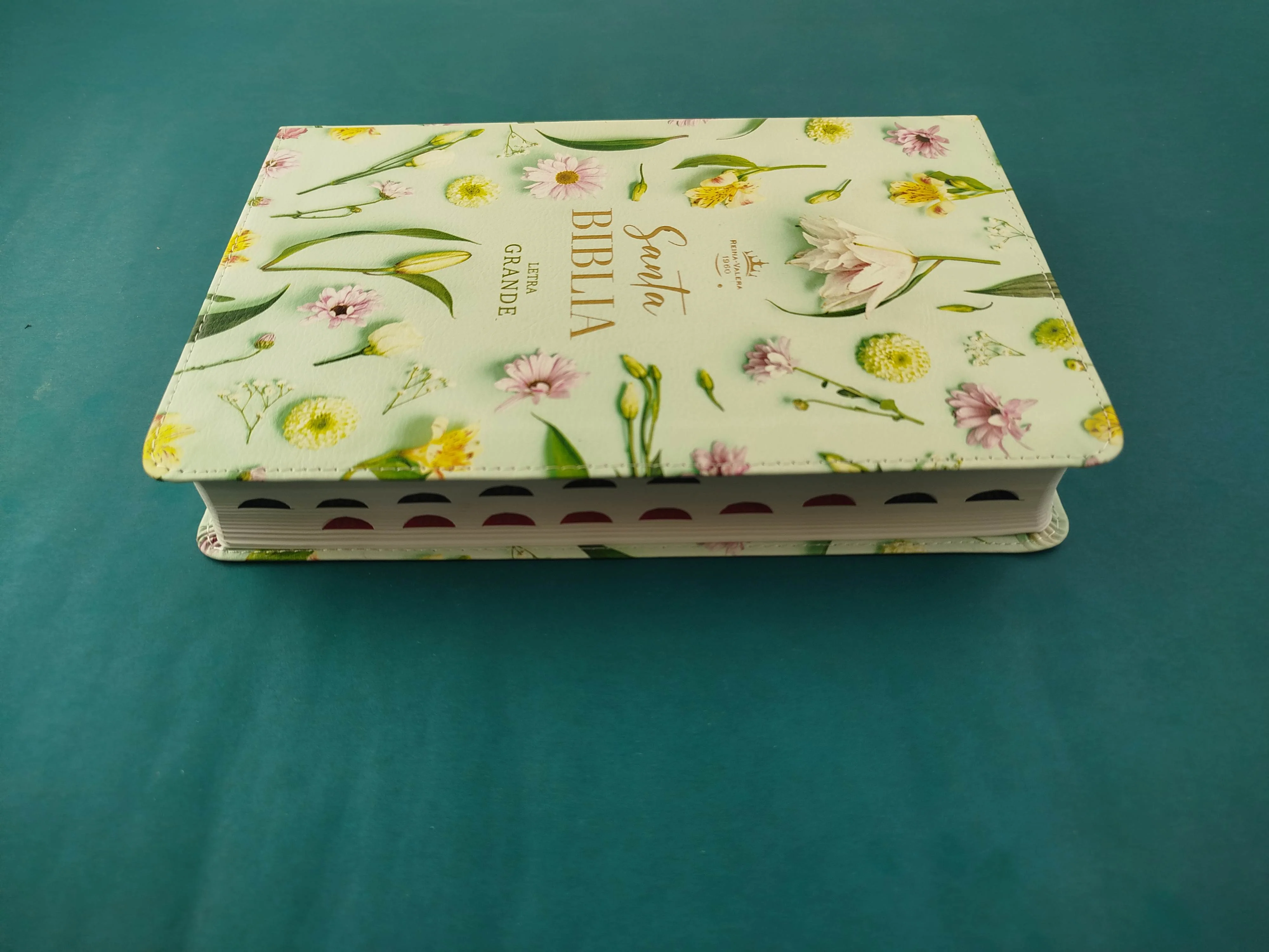 Biblia rvr letra grande verde menta flores borde blanco sin forro con índice - Image 2